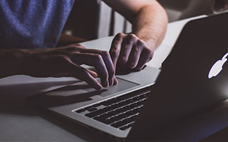 北京高颜值嫩妹【张敬怡】，刚分手就迫不及待约炮，露脸深喉后入呻吟不断，小粉穴被无套内射精液直流 ！